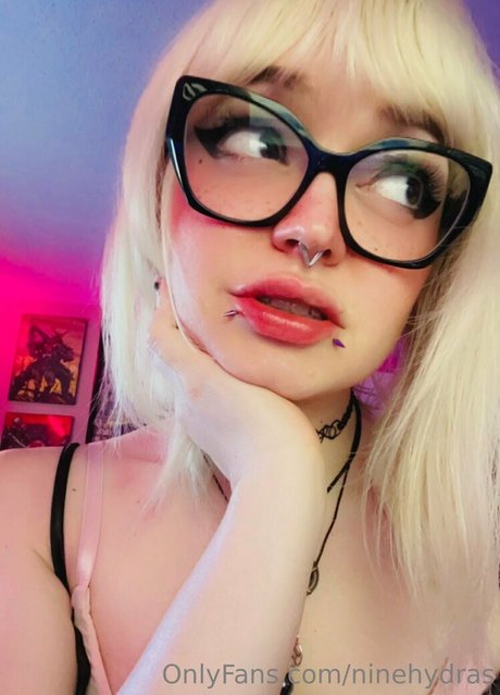 Ninehydras model nude pictures