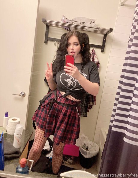 vanessastrawberryfree naked star picture