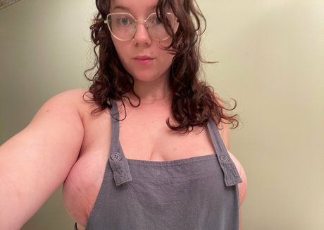 lowkeybabyyy model hot picture