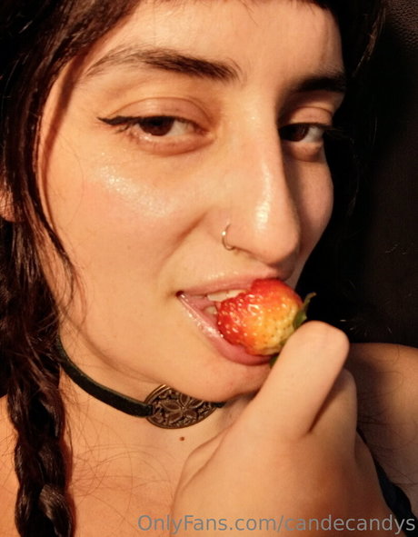 candecandys naked model pic