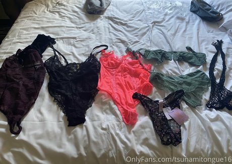 tsunamitongue16 star erotic picture