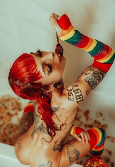 Luna Extreme nude model pictures