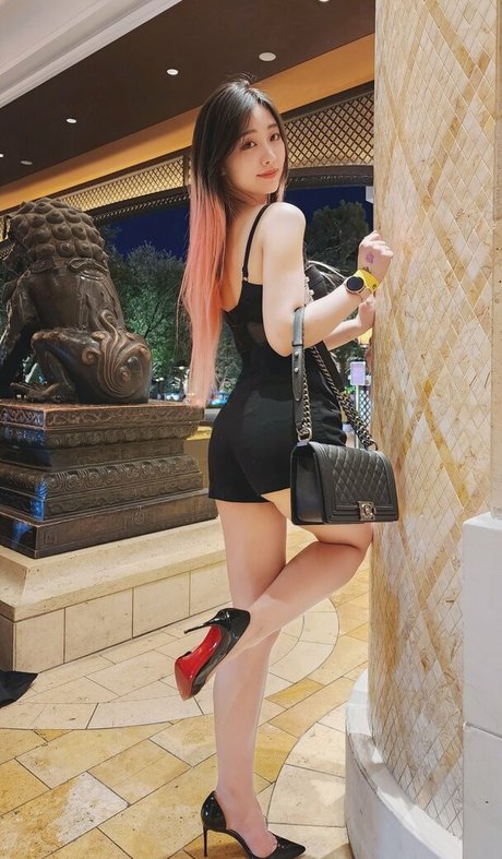 dear chuu beautiful model pic