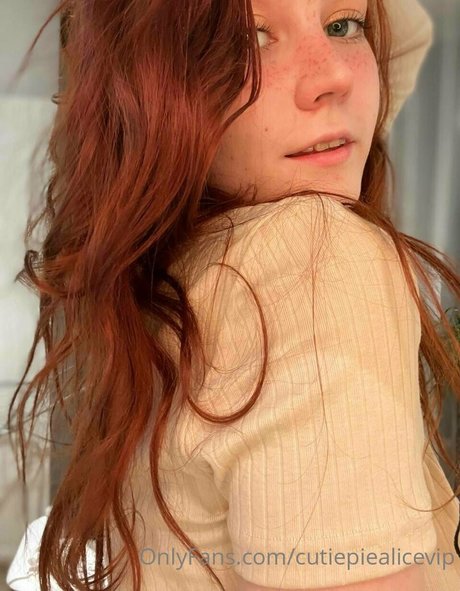 cutiepie Alice naked pornstar image