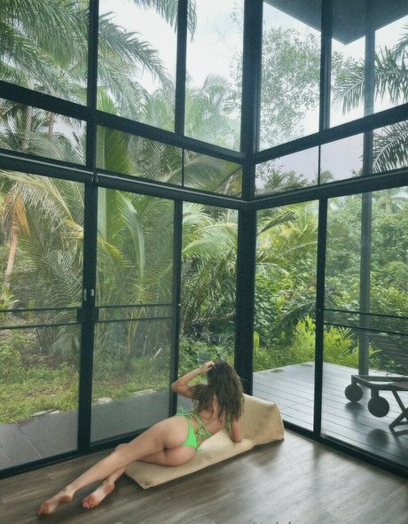 robinsoncrusoe hot model picture