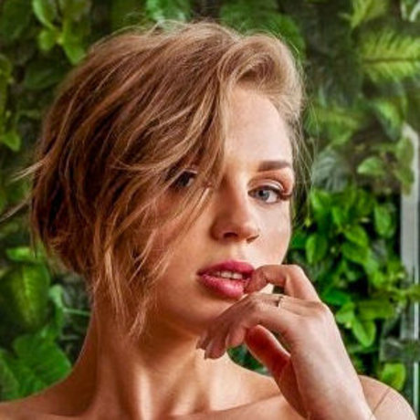 Anna Nuit star top photos