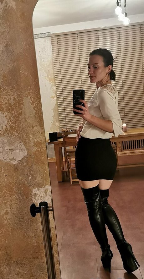 Miss Flora Femdom free star image