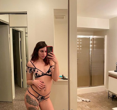 Mona Darling model erotic pic