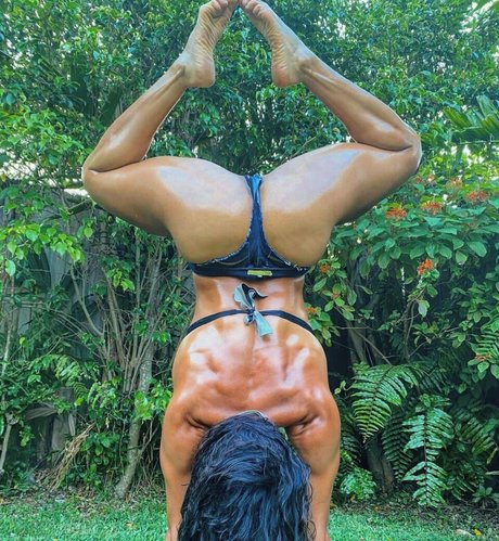 Shar Zayn model high quality image