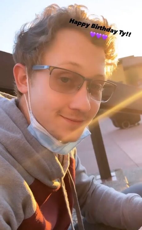 huge fake tits onlyfans pornos image