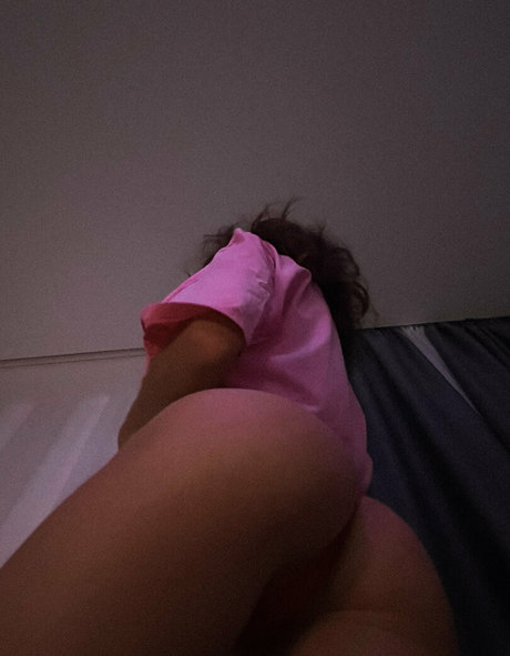 pretylittlething model art photo