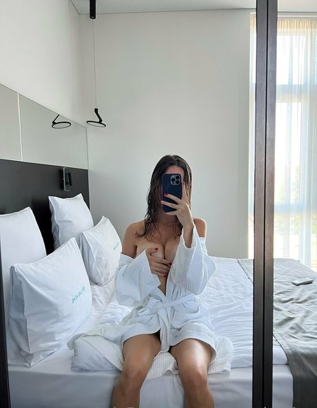 pretylittlething star high quality picture