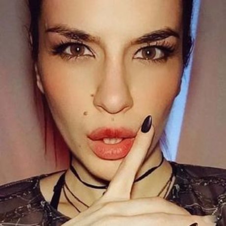 Kat Gunn erotic model image