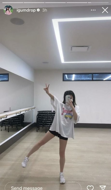 igumdrop naked model image