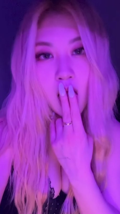 Allissa Shin model pornographic photos