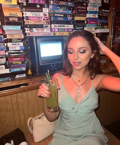 Ellie Schnitt hd actress photos