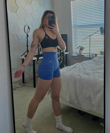 Leoniemontybtw high quality star photos