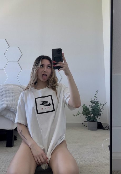 Leoniemontybtw model erotic picture