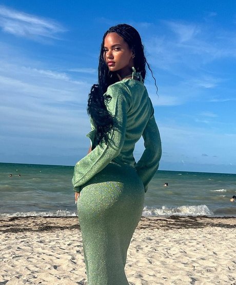 Juliana Nalu star nude gallery