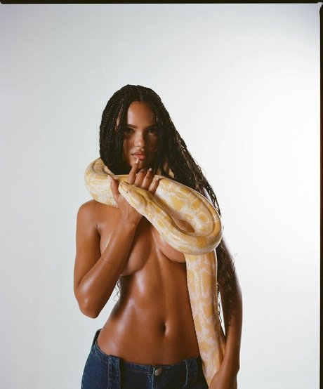 Juliana Nalu model perfect image