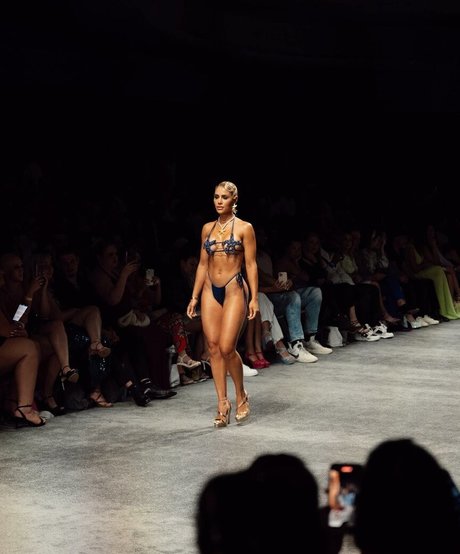 Alexia Inguanzo model pictures