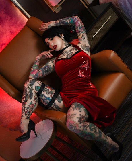 neptuneexplainsitall model naked pic