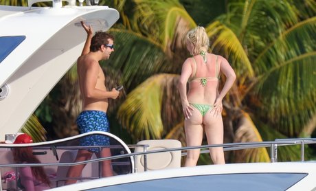 Kim Petras naked star picture