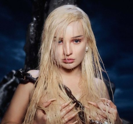 Kim Petras star erotic photo