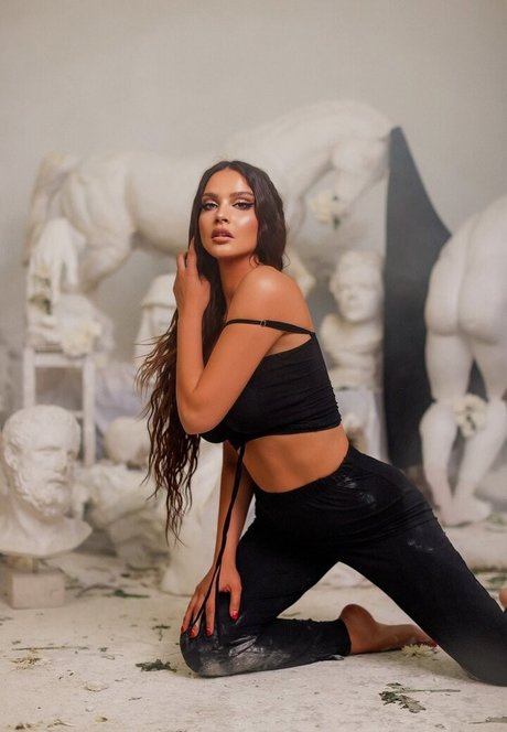 Oriola Marashi naked model picture