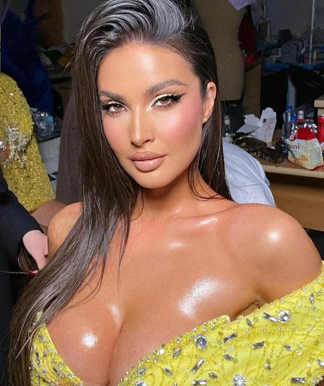 Oriola Marashi hot actress photos