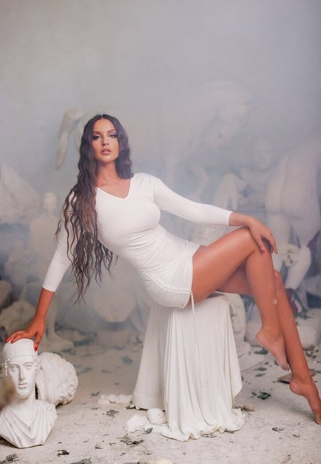 Oriola Marashi sexy star pic