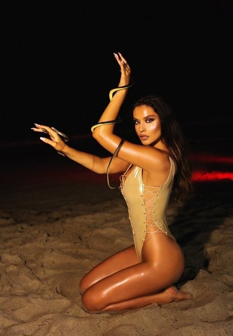 Oriola Marashi model nude image