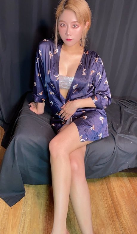 Uying ASMR pornographic model images