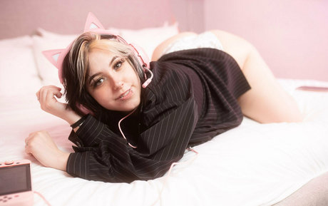 smutty bunny naked actress gallery