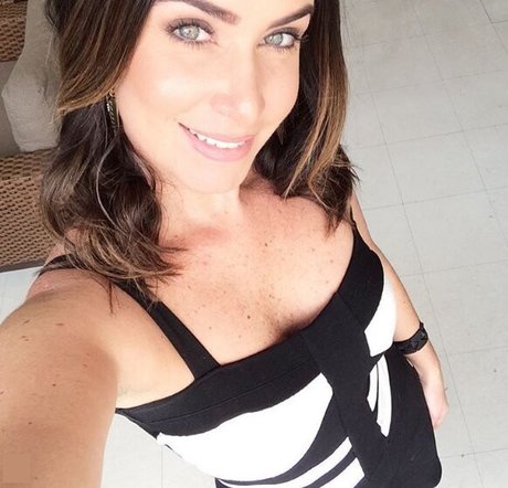 Larissa Erthal model pictures