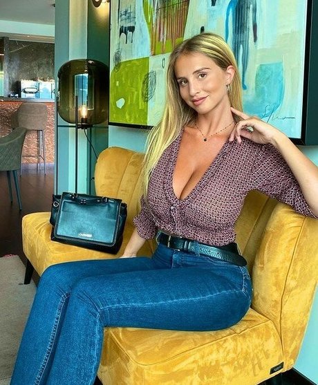 Meria Arreghini star nude picture