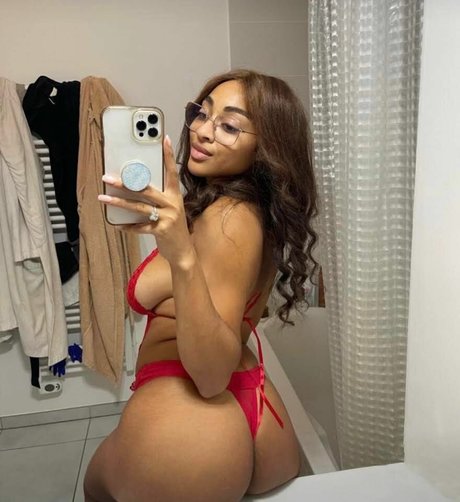 Ashleyroseglam star nude pic