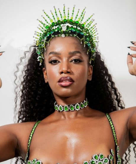 Iza Cantora naked pornstar img