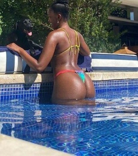 Iza Cantora hot model gallery