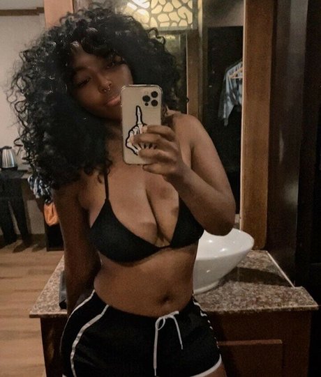 Key Plays sex model photo