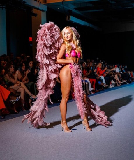 Danielle Moinet star exclusive photo