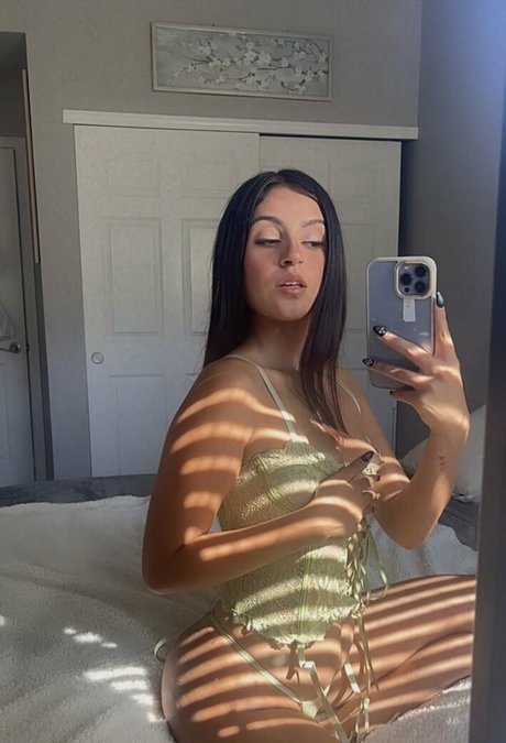 poetvivi xxx model image