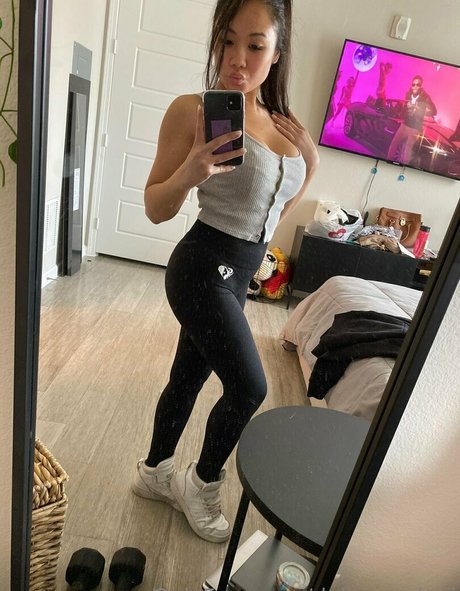 DeliciousDani model top picture