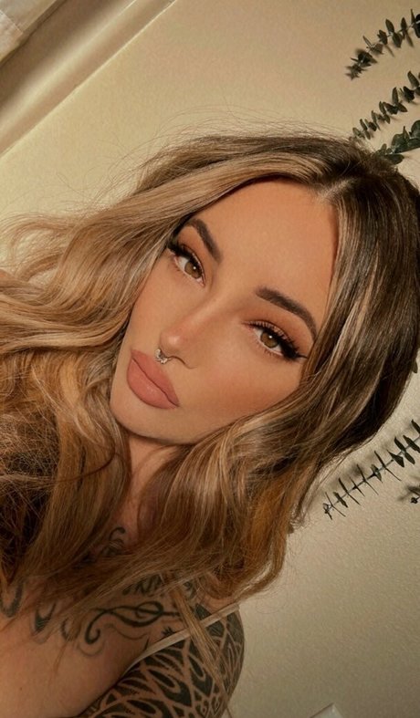 Brittany Zapata nice model pic