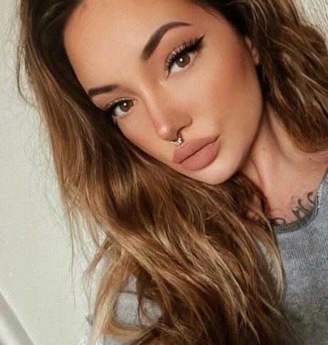 Brittany Zapata nude model images