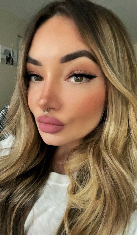 Brittany Zapata model erotic image