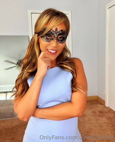 naughtydiamond11 model high quality images