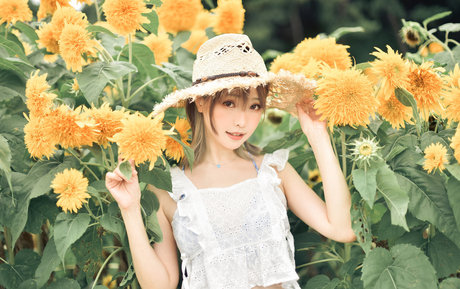 eeelyeee nude model image