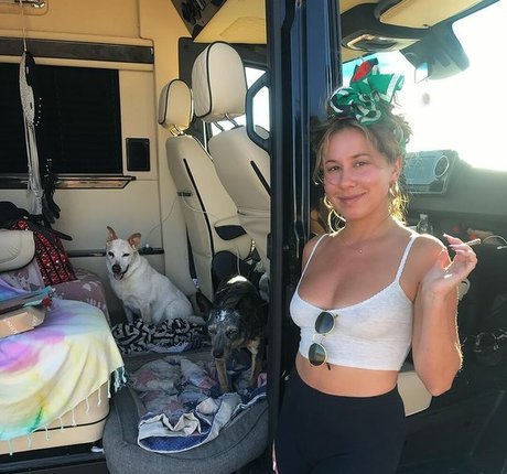 Haley Reinhart model best pic