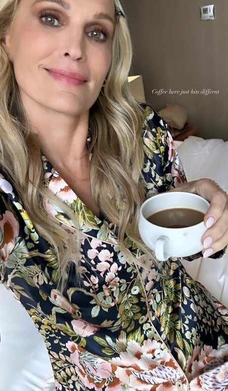 Molly Sims model hot pics